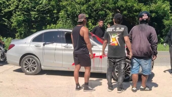 ¡”hinchas”-pintaron-todito-mal-el-auto-de-un-pelotero-paraguayo!