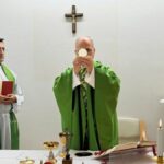 vaticano-compartio-las-primeras-fotos-del-papa-despues-de-la-operacion-de-cancer:-el-pontifice-celebro-misa-en-el-hospital