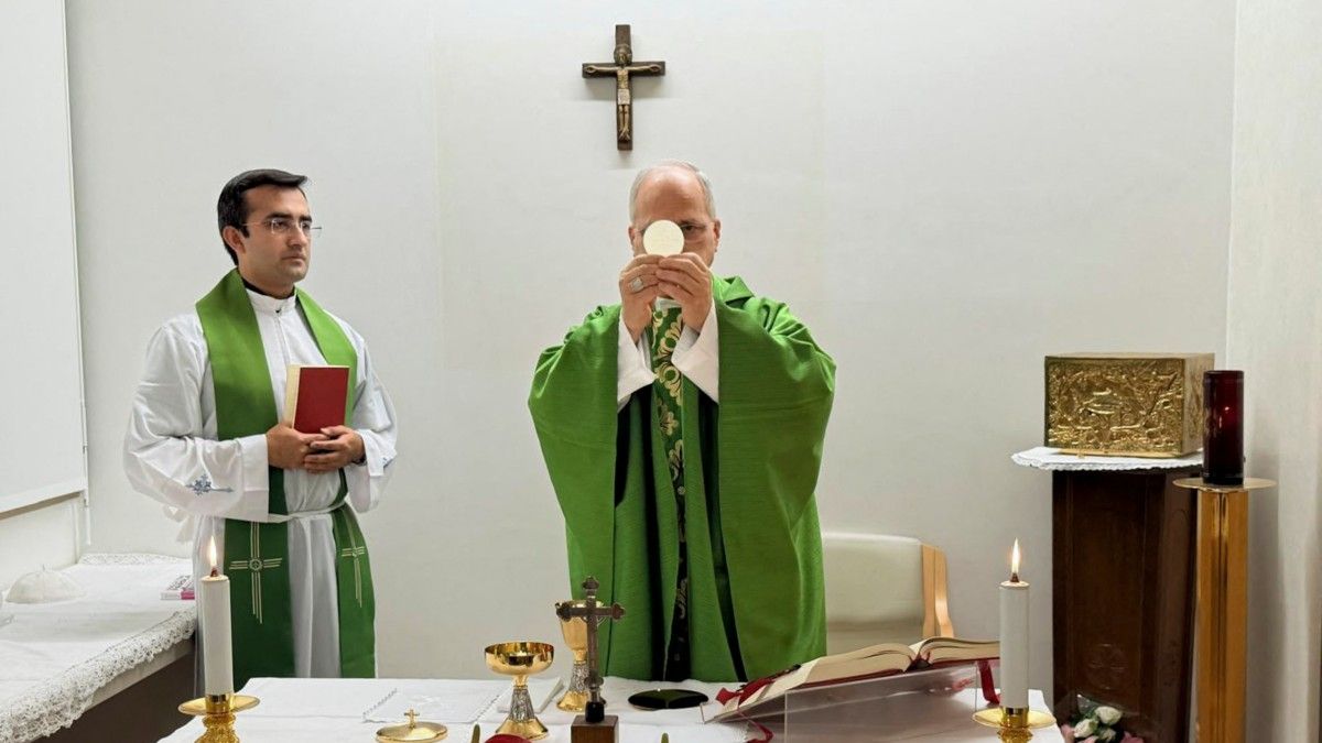 vaticano-compartio-las-primeras-fotos-del-papa-despues-de-la-operacion-de-cancer:-el-pontifice-celebro-misa-en-el-hospital