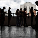 abstencao-cai-entre-jovens,-idosos-e-menos-instruidos-no-1o-turno,-segundo-tse
