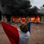 agencia-de-turismo-de-lyon-e-incendiada-durante-protestos-contra-custo-de-vida-na-franca