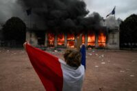 agencia-de-turismo-de-lyon-e-incendiada-durante-protestos-contra-custo-de-vida-na-franca
