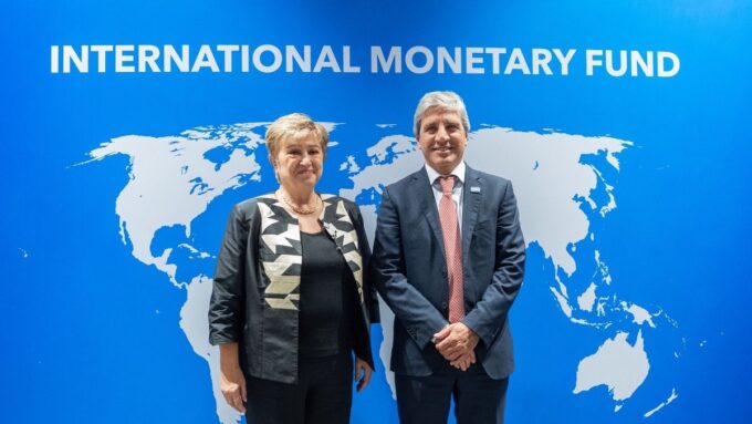 el-superavit-fiscal-de-septiembre-obliga-al-gobierno-a-forzar-la-motosierra-para-cumplir-la-meta-del-fmi