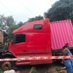 camion-bajo-sin-frenos-y-matoite-a-un-pendex