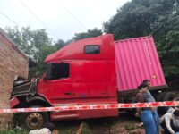 camion-bajo-sin-frenos-y-matoite-a-un-pendex