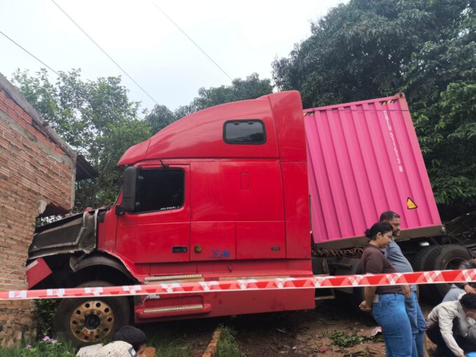camion-bajo-sin-frenos-y-matoite-a-un-pendex