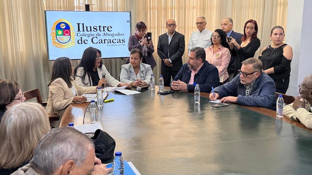 delegacion-opositora-evalua-con-abogados-cambios-en-el-sistema-judicial