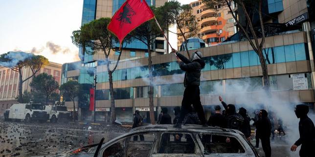 en-albanie,-les-manifestants-protestent-un-cinquieme-jour-d’affilee-pour-exiger-la-demission-du-premier-ministre
