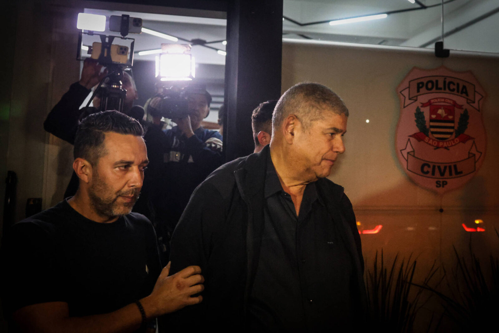 policia-afasta-tres-delegados,-investigador-e-carcereiro-apos-suspeitas-de-regalias-a-milton-leite