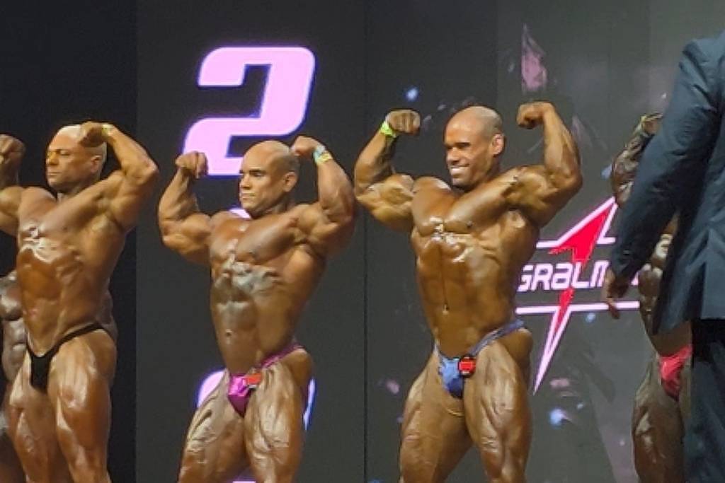 vitor-porto-vence-felipe-moraes-e-e-campeao-do-mr.-olympia-brasil-2026-na-categoria-212