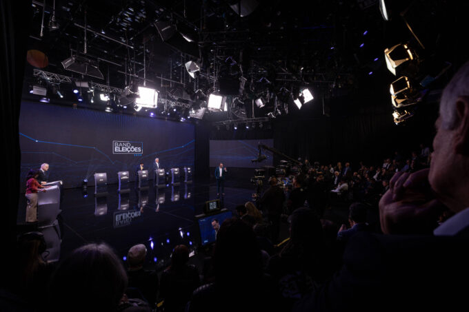 flavio-bolsonaro-calibra-tom-para-atacar-lula-em-debate,-e-presidente-quer-explicacao-sobre-tesouraco