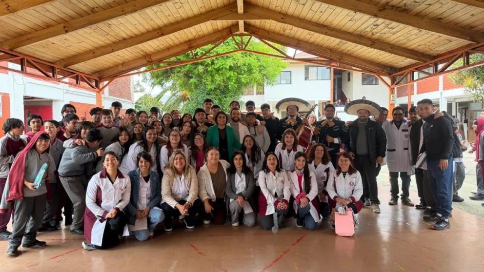 cuarto-medio-del-albert-einstein-vive-emotivo-encuentro-con-su-profesora-jefa