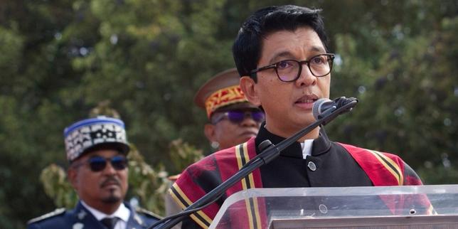 a-madagascar,-un-an-apres-avoir-ete-renverse,-l’ex-president-andry-rajoelina-reve-encore-d’un-retour-sur-la-grande-ile