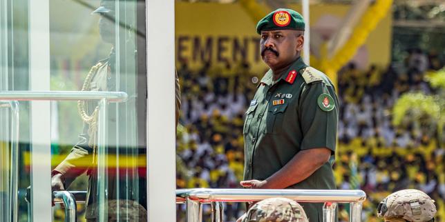 « des-qu’une-tete-depasse,-il-la-coupe » :-muhoozi-kainerugaba,-heritier-brutal-et-fantasque-du-president-ougandais