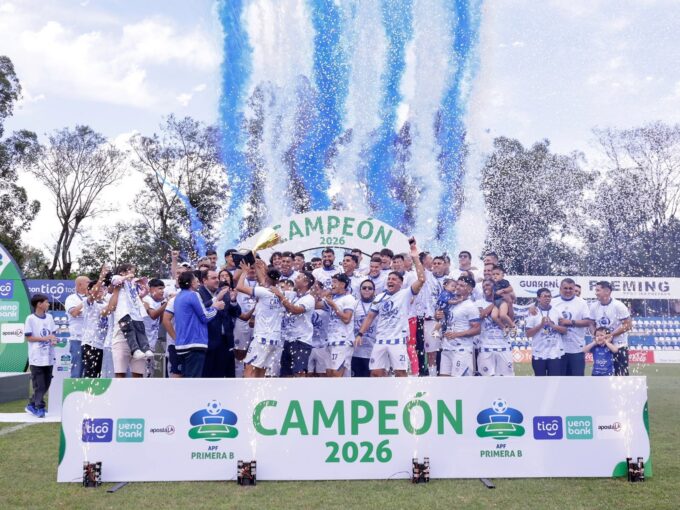 el-12-de-octubre-de-itaugua-vencio-a-su-tocayo-de-santo-domingo-y-recibio-su-copa-de-campeon