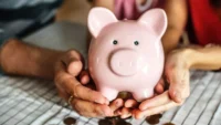solo-uno-de-cada-seis-hogares-pudo-ahorrar:-mira-la-realidad-por-barrios-y-donde-se-concentra-el-24%-de-que-no-llega-siquiera-a-fin-de-mes