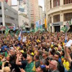carreata-com-flavio-bolsonaro-e-moro-atrai-multidao-em-curitiba