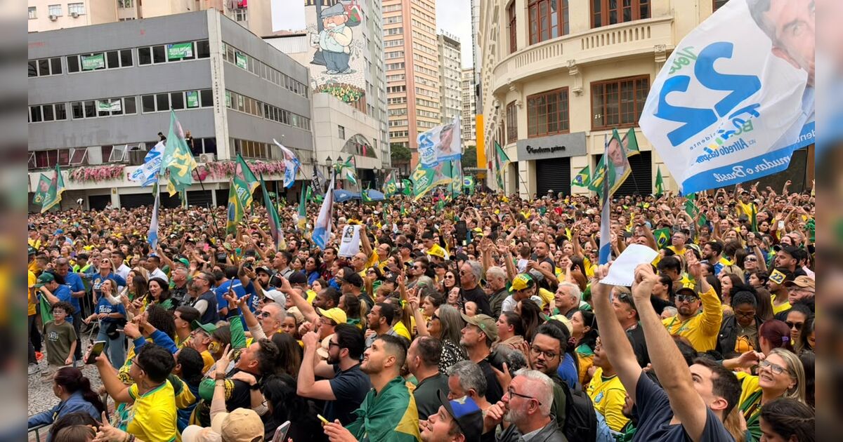 carreata-com-flavio-bolsonaro-e-moro-atrai-multidao-em-curitiba