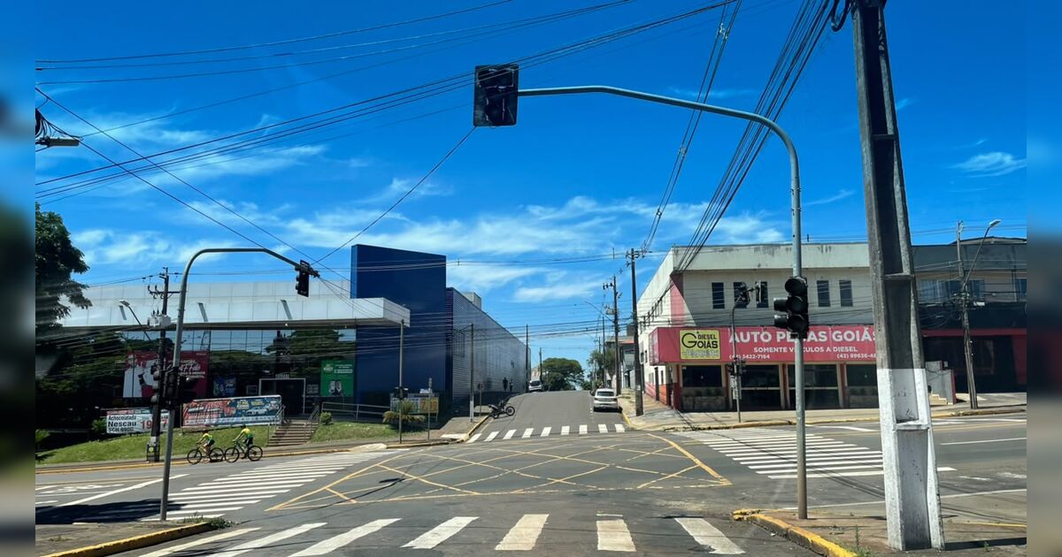 dois-semaforos-estao-apagados-em-cruzamentos-movimentados-de-apucarana