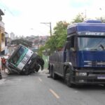cratera-se-abre-em-rua-e-faz-caminhao-de-lixo-tombar-em-osasco