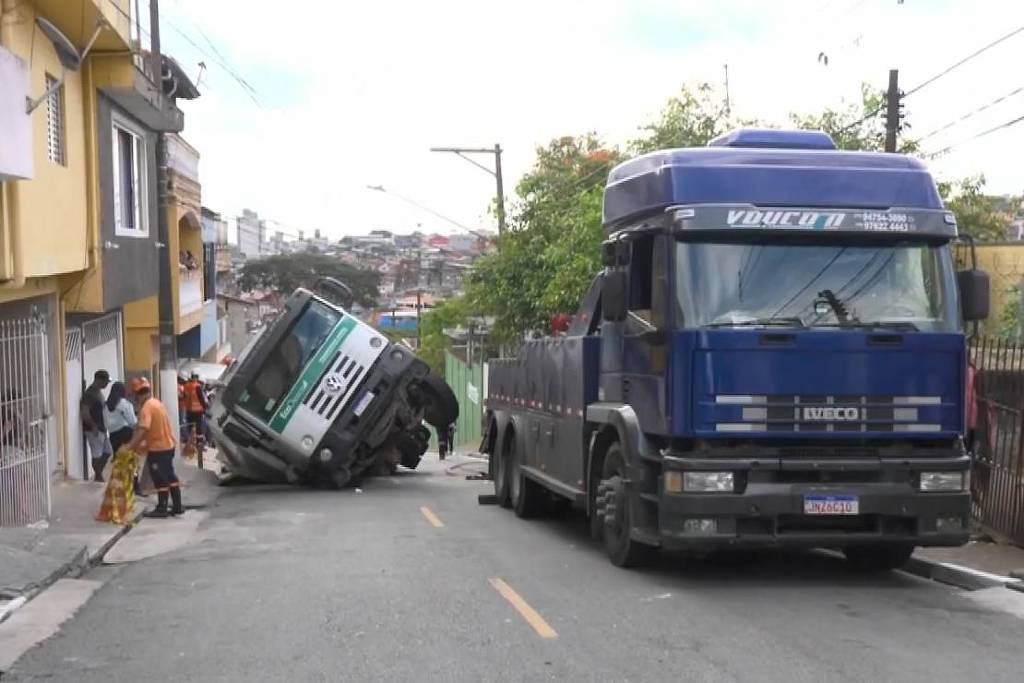 cratera-se-abre-em-rua-e-faz-caminhao-de-lixo-tombar-em-osasco