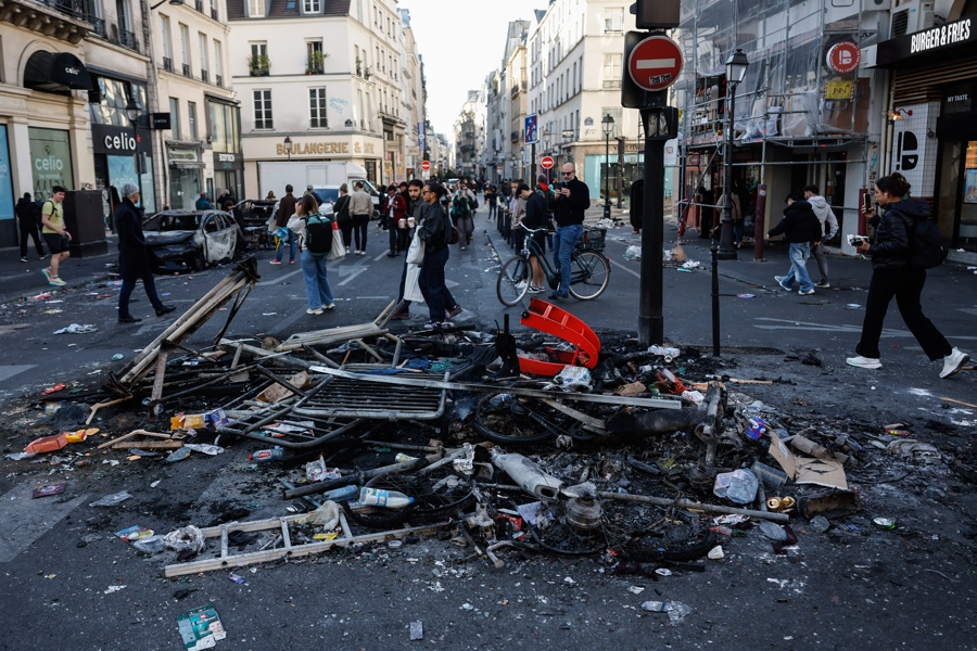siguen-protestas-en-francia,-que-ya-suma-2-mil-detenidos-por-ataques-a-edificios-publicos-y-saqueos-de-comercios