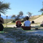 yoga-en-una-mina-de-cuarzo:-experiencia-para-conectar-con-la-naturaleza