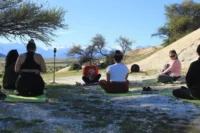 yoga-en-una-mina-de-cuarzo:-experiencia-para-conectar-con-la-naturaleza