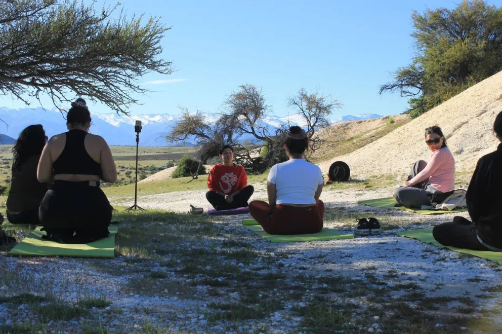 yoga-en-una-mina-de-cuarzo:-experiencia-para-conectar-con-la-naturaleza