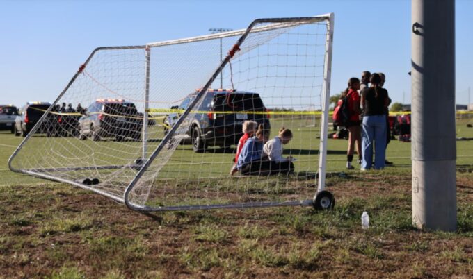 tragedia-en-kansas:-conductor-invade-campo-de-futbol-durante-partido-infantil-y-causa-dos-muertes