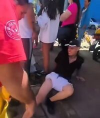 turista-rapai-ojejapi-mientras-hacia-compras