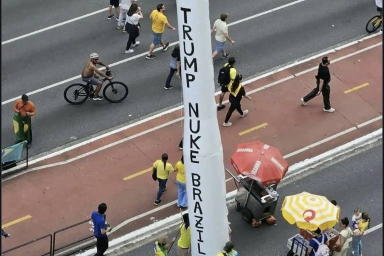 missil-inflavel-levado-a-ato-de-flavio-bolsonaro-em-sp-pede-ataque-de-trump-no-brasil