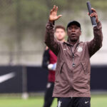 clarence-seedorf,-a-distancia,-procura-dar-nova-cara-ao-aflito-time-do-corinthians
