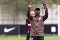 clarence-seedorf,-a-distancia,-procura-dar-nova-cara-ao-aflito-time-do-corinthians