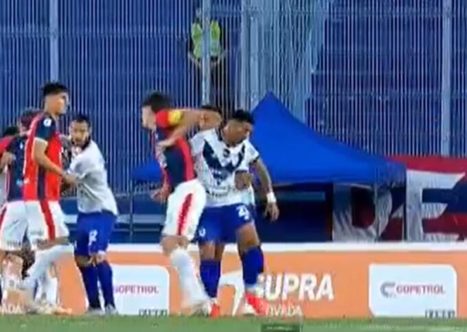 (video)-para-el-arbitro,-este-roce-fue-“juego-brusco-grave”-y-echo-a-lucas-quintana