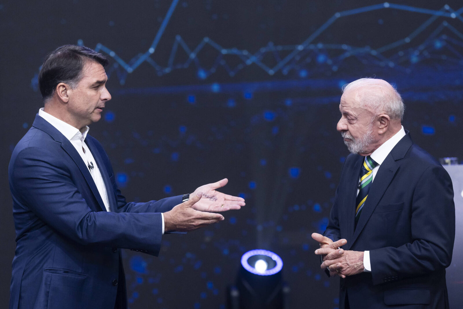 debate-de-lula-e-flavio-bolsonaro-e-marcado-por-vorcaro-e-luchsinger