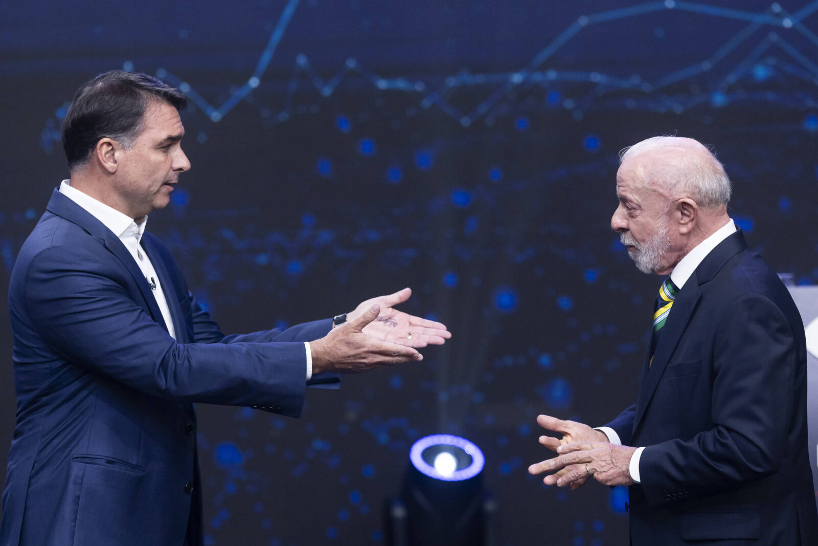 lula-chama-de-‘malandro-carioca’-flavio-bolsonaro,-que-se-solidariza-com-‘irmaos’-do-rio