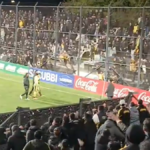 la-bronca-de-hinchas-de-penarol-con-jesus-trindade-tras-su-expulsion-antes-del-entretiempo-y-tambien-con-diego-aguirre;-mira-el-video