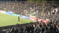la-bronca-de-hinchas-de-penarol-con-jesus-trindade-tras-su-expulsion-antes-del-entretiempo-y-tambien-con-diego-aguirre;-mira-el-video