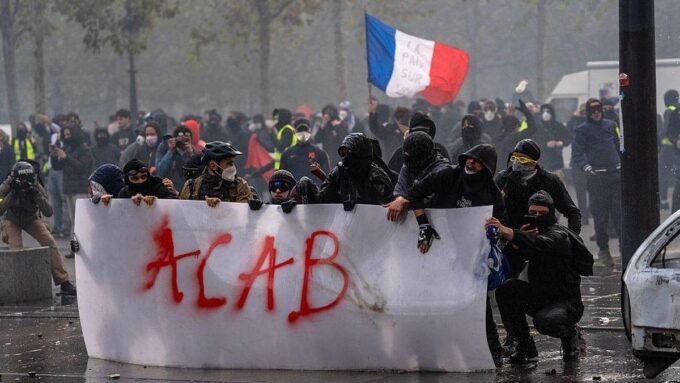las-numerosas-preguntas-que-siguen-abiertas-en-francia-tras-el-“fin-de-semana-de-furia”-(y-por-que-se-temen-mas-protestas)