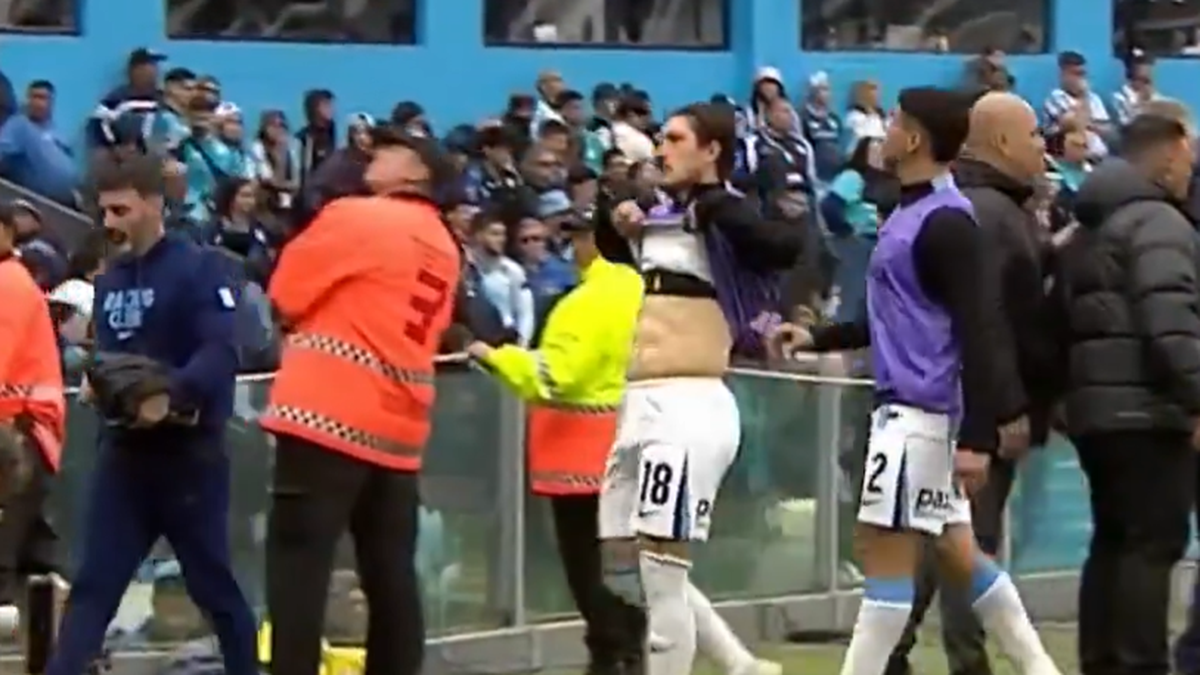 el-gesto-y-el-insulto-de-alfonso-“pacha”-espino-a-los-hinchas-de-racing-que-genero-criticas-tras-el-clasico-ante-independiente;-mira-el-video