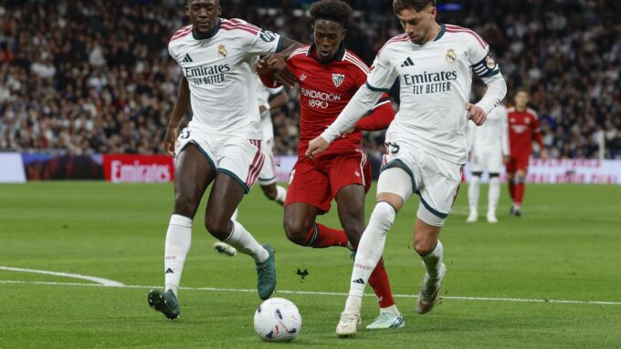 federico-valverde-acepto-su-rol-de-lateral-y-mourinho-lo-volvio-a-elogiar:-“es-uno-de-los-jugadores-mas-multifuncionales-del-mundo”