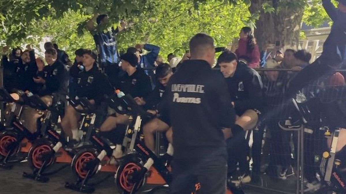 el-especial-festejo-de-los-hinchas-de-liverpool-junto-a-sus-jugadores-tras-el-triunfo-ante-penarol-al-ritmo-de-la-cumbia-de-los-trapos;-mira-el-video