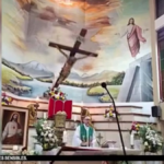conmocion-en-ecuador:-un-sacerdote-murio-en-plena-misa-tras-caerle-una-pesada-cruz-de-madera-en-la-cabeza