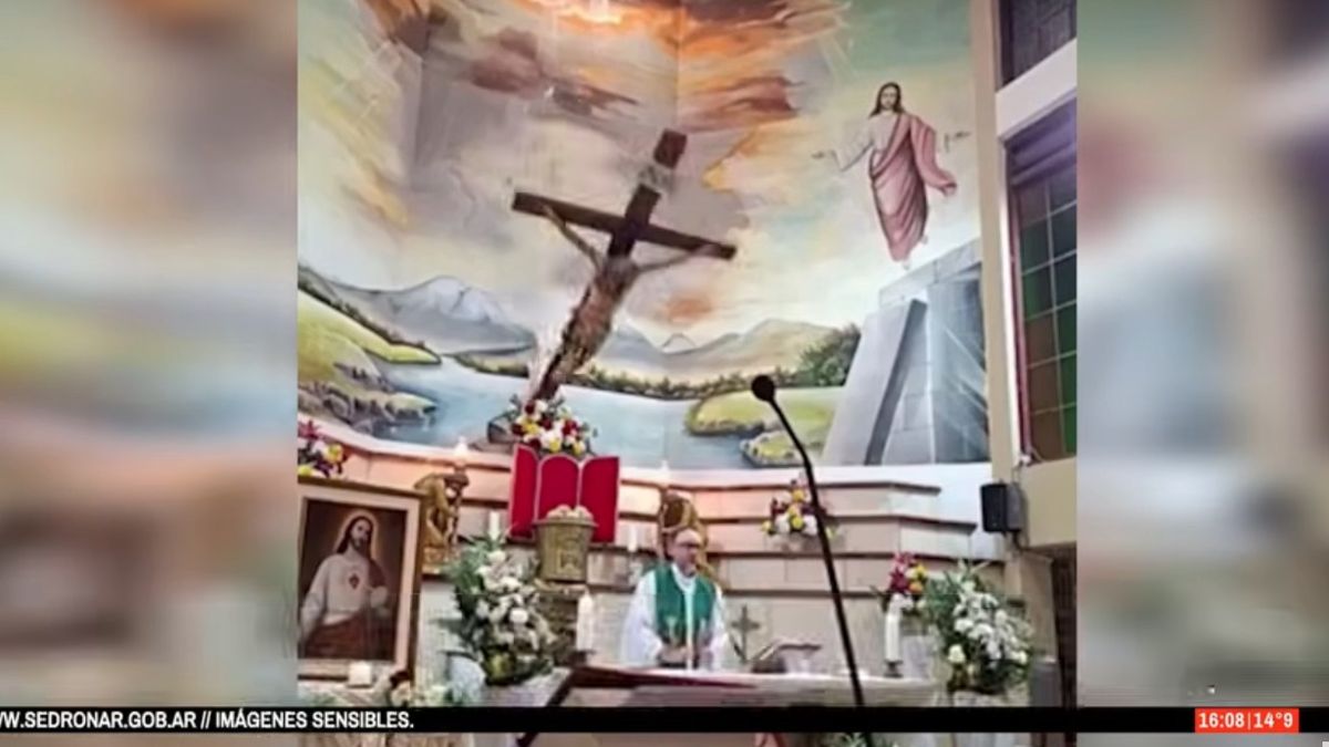 conmocion-en-ecuador:-un-sacerdote-murio-en-plena-misa-tras-caerle-una-pesada-cruz-de-madera-en-la-cabeza
