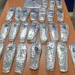 dos-brasilenas-fueron-detenidas-en-el-aeropuerto-de-carrasco-con-mas-de-11-kilos-de-cocaina:-viajaban-a-hong-kong-con-escala-en-madrid