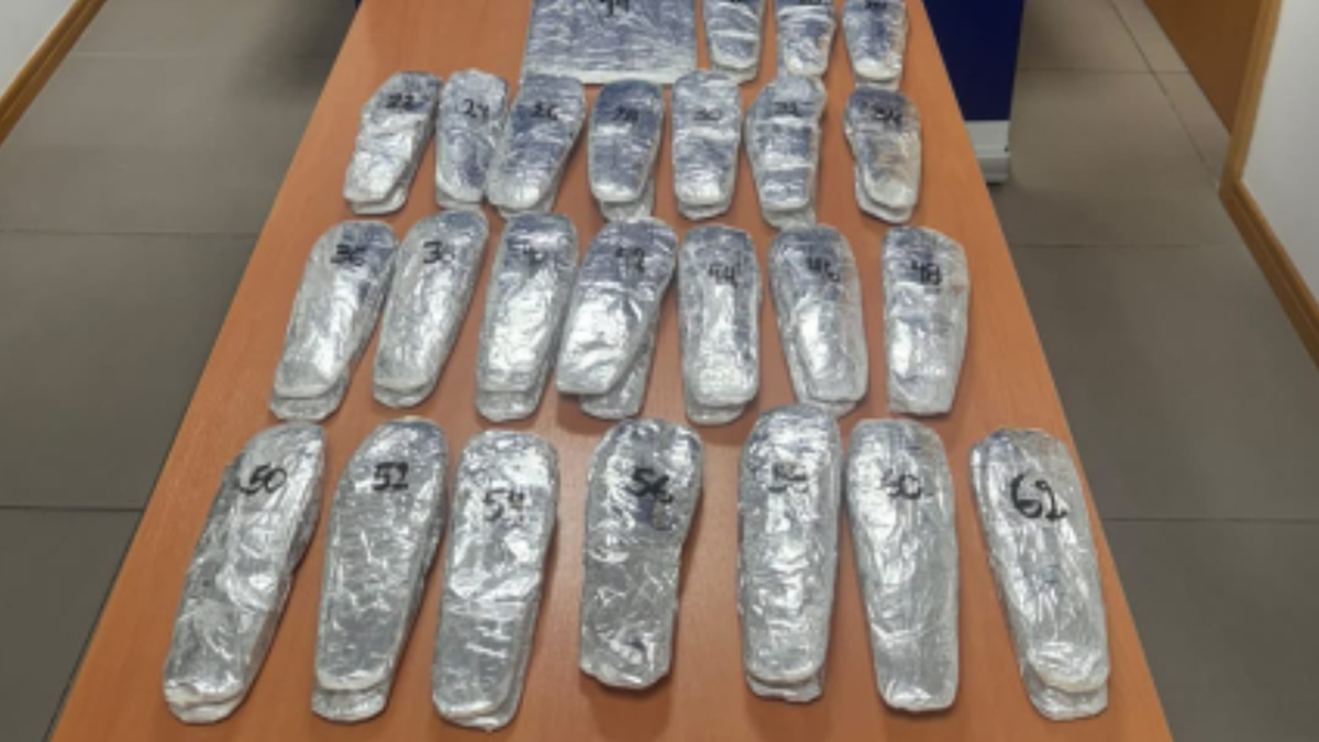 dos-brasilenas-fueron-detenidas-en-el-aeropuerto-de-carrasco-con-mas-de-11-kilos-de-cocaina:-viajaban-a-hong-kong-con-escala-en-madrid