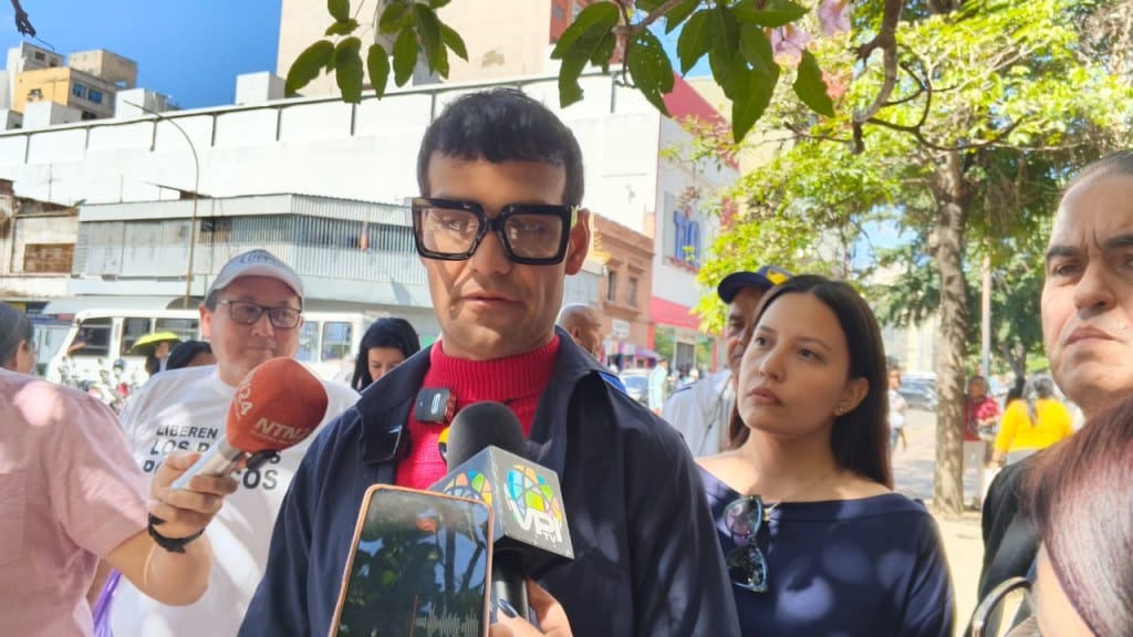 el-estudiante-de-comunicacion-social-jonathan-carrillo-exige-libertad-plena-frente-al-palacio-de-justicia