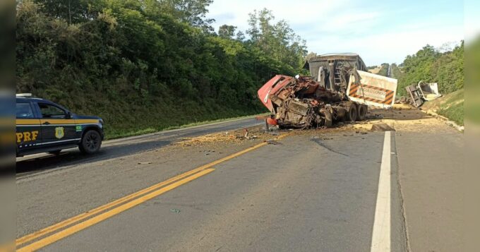 colisao-frontal-entre-carretas-mata-motorista-e-bloqueia-a-br-277-no-pr