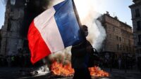 el-primer-ministro-de-francia-autoriza-toques-de-queda-parciales-en-todo-el-pais-y-condena-a-los-“ladrones”-y-“delincuentes”-detras-de-los-violentos-disturbios-del-fin-de-semana